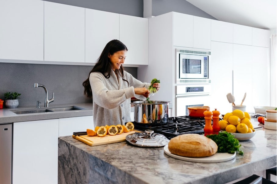 Zyklusgerechte Ernährung: So passt du deine Routine optimal an jede Zyklusphase an.