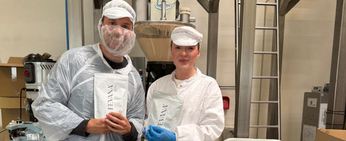 Charlotte und Anton mit den ersten FEVANA Meno Beuteln in der Produktion