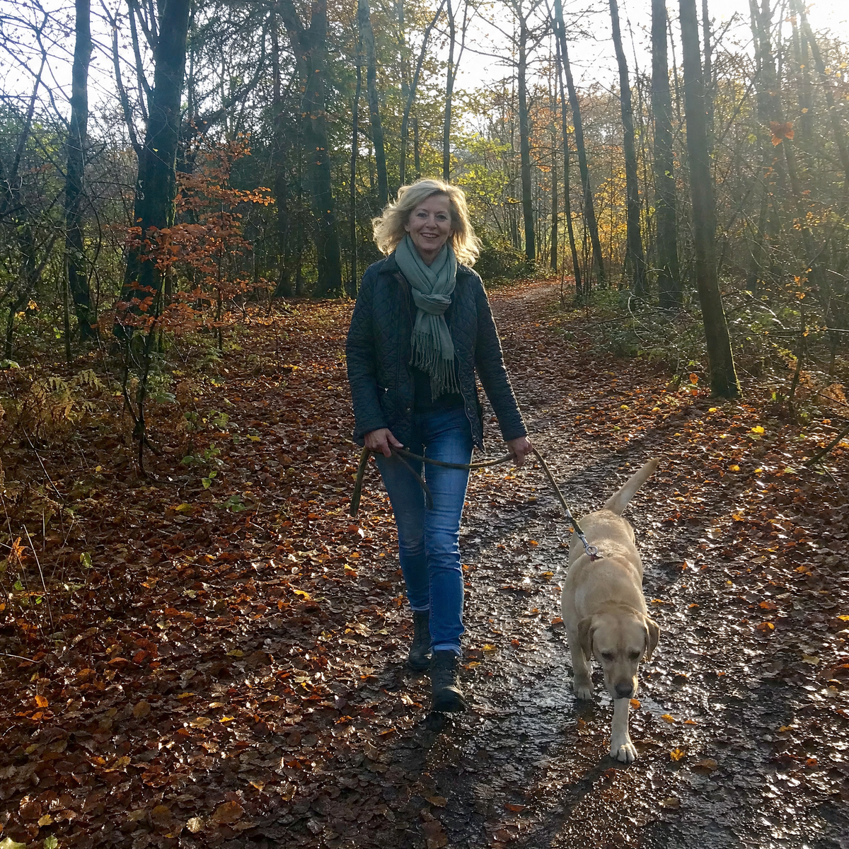 Frau ab 50 beim Herbstspaziergang im Wald